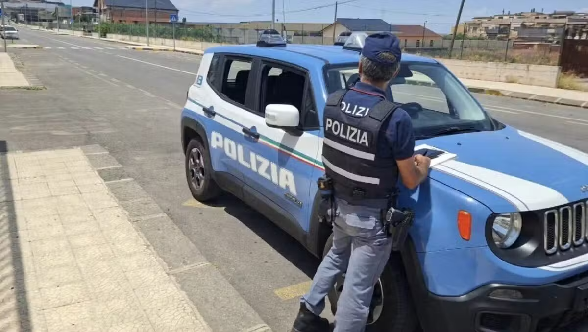 Biancavilla, controlli della Polizia in bar e panificio: multe per tavoli e sedie sui marciapiedi - 