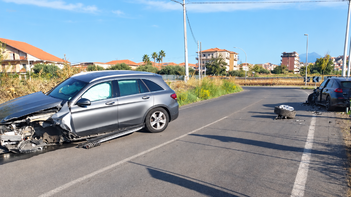 Motta Sant’Anastasia, violento scontro tra due auto sulla Policara: un ferito in ospedale - 