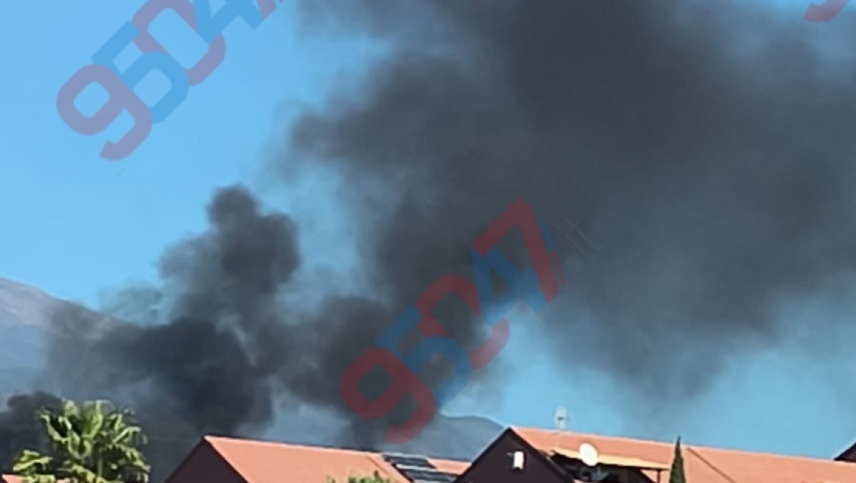 🔴 ULTIM’ORA – Paternò, ancora fumo nero a Scalilli: nube visibile da tutta la città - 