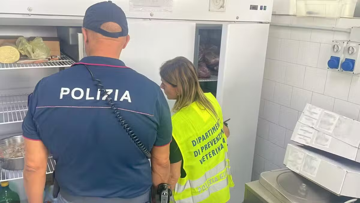 Catania, pasta scaduta e 33 chili di pesce non tracciato in un ristorante: multa da 12mila euro - 