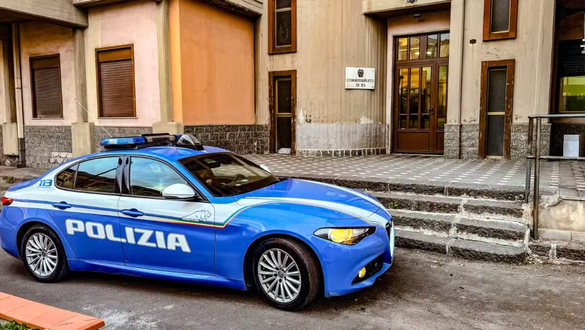 Adrano, fermavano le auto per chiedere offerte e rubavano pezzi d’auto: tre fogli di via - 