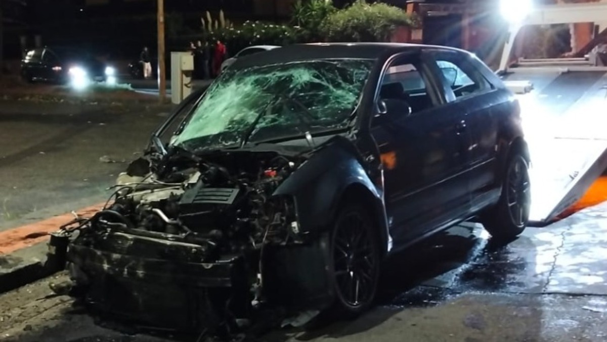 Trecastagni, auto contro un muro: ferito un giovane, recinzione distrutta - 