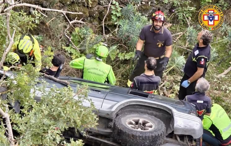 Ragalna, fuoristrada precipita in un dirupo: 77enne salvato con l’elicottero