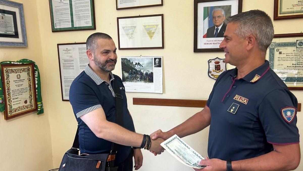 Catania, trova buoni da 20mila euro e li riconsegna alla Polizia: trovato il proprietario - Fonte: Questura di Catania.