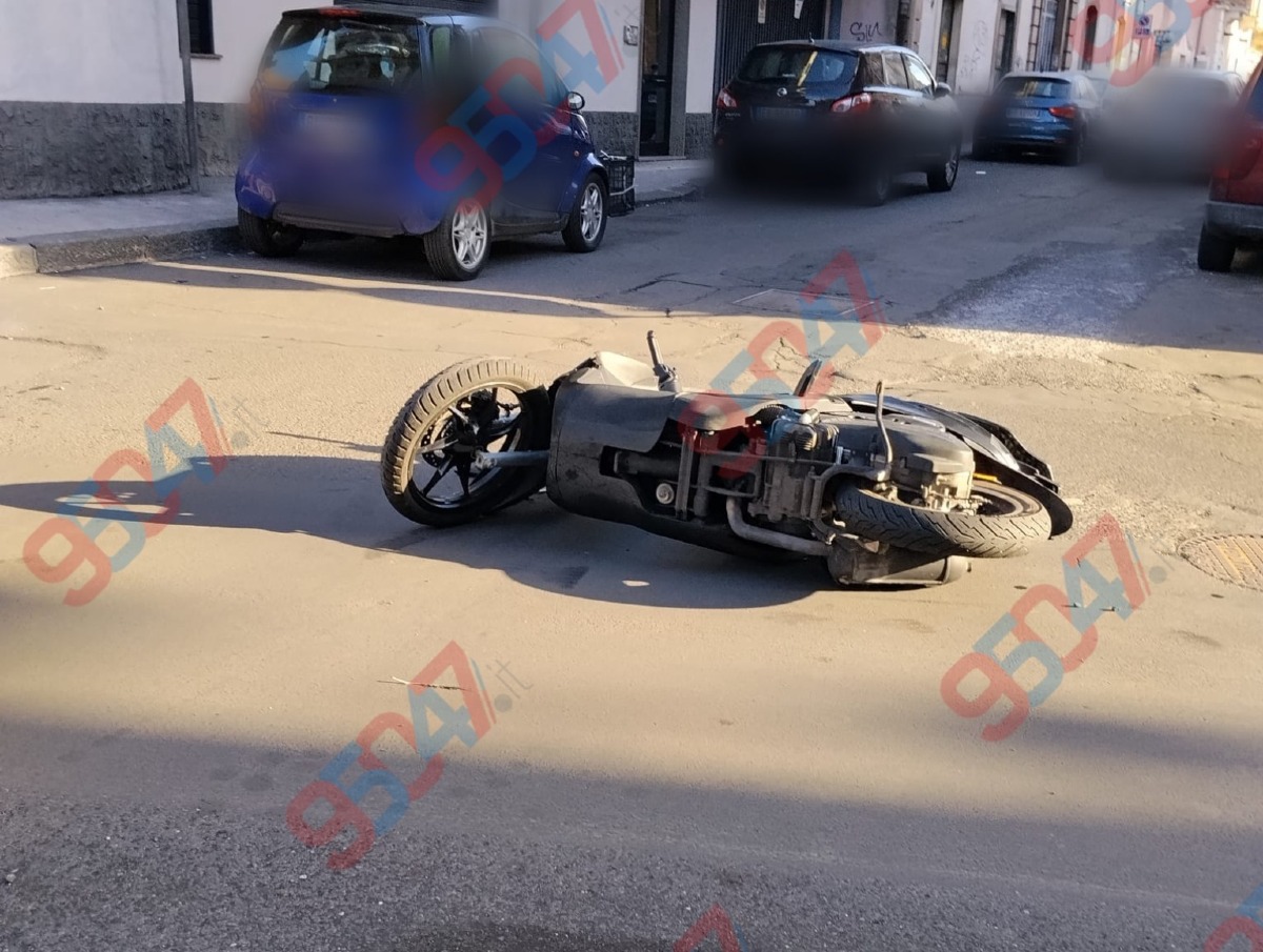 Paternò, scooter finisce a terra all'incrocio tra via della Libertà e via Circonvallazione - 