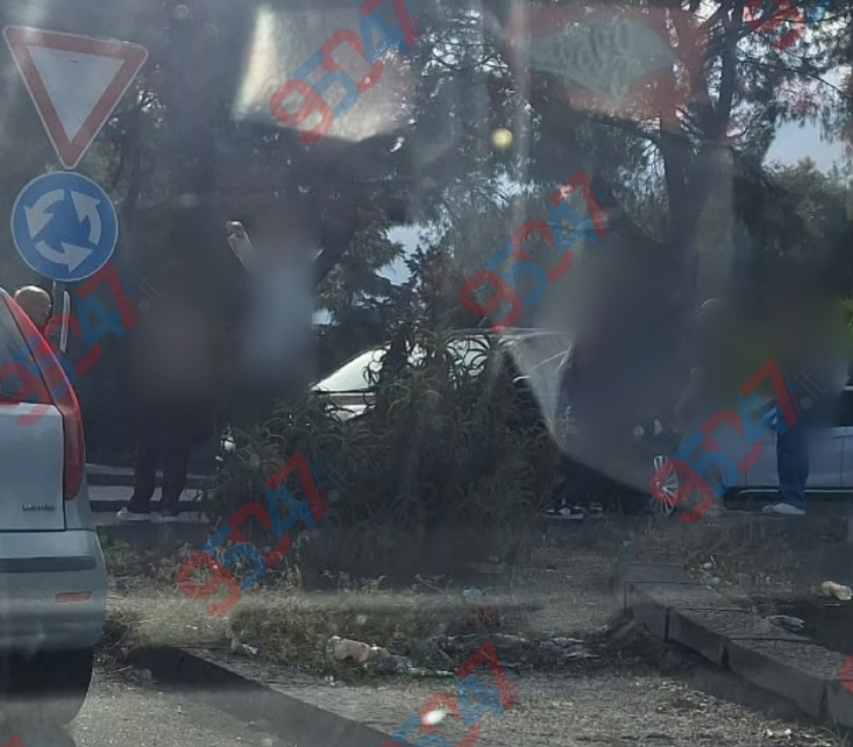 🚨 ULTIM'ORA – Paternò, incidente in corso del Popolo: due auto coinvolte, ambulanza sul posto  - 