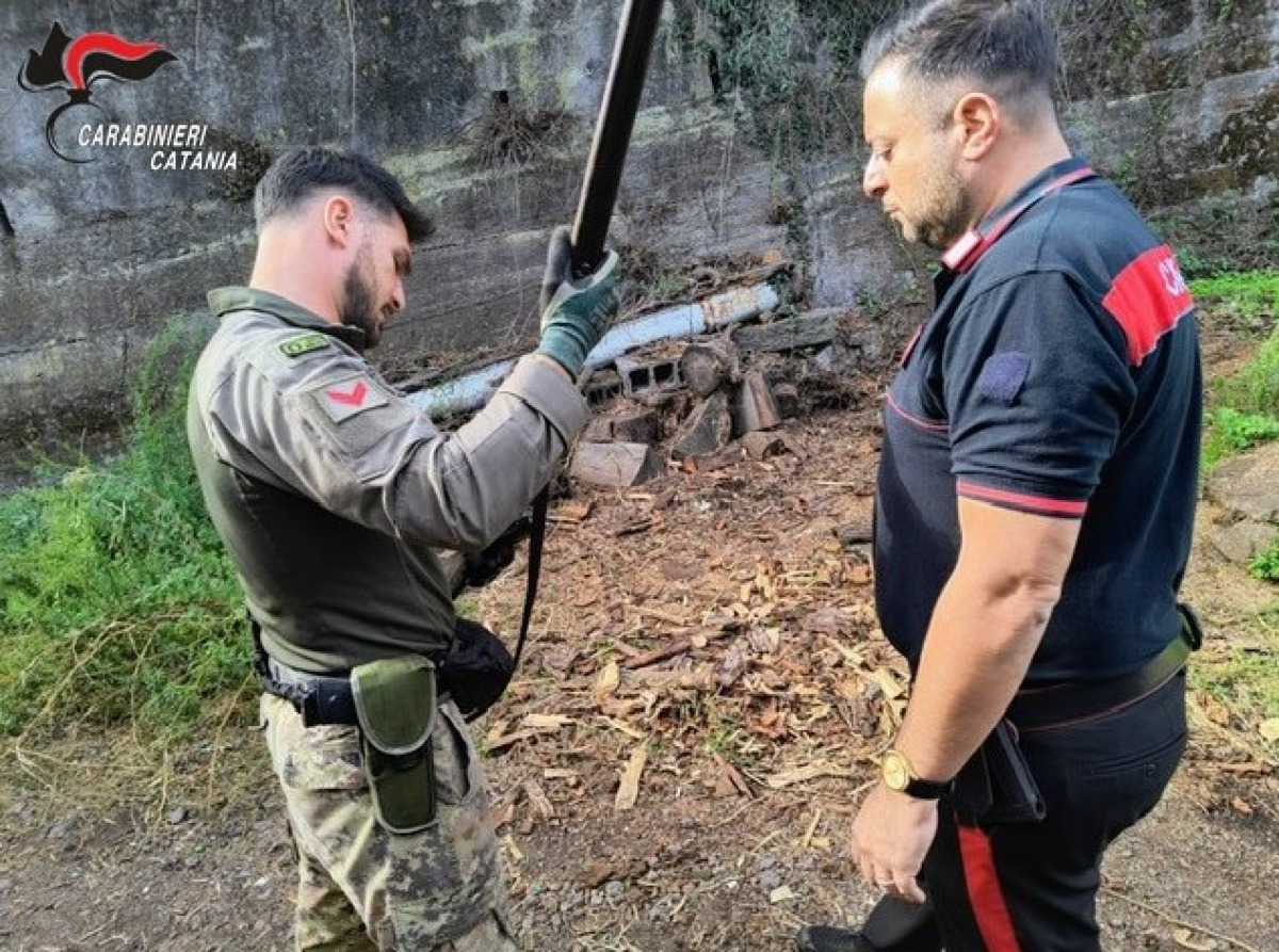 Piedimonte Etneo, fucile clandestino e 289 cartucce nascosti in azienda agricola: denunciato 76enne - 