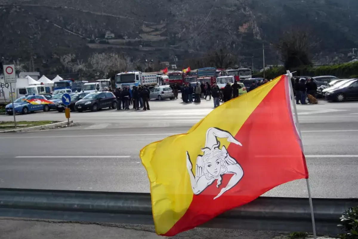 Sicilia, protesta dei Tir: il Comitato Trasportatori Siciliani revoca il fermo, ma resta l’agitazione - 