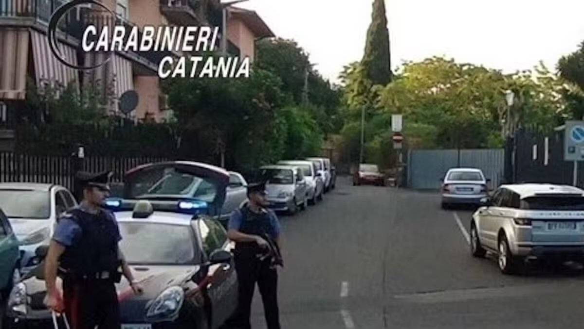 Gravina di Catania, occupano una casa popolare e portano via i mobili: 6 denunciati - 