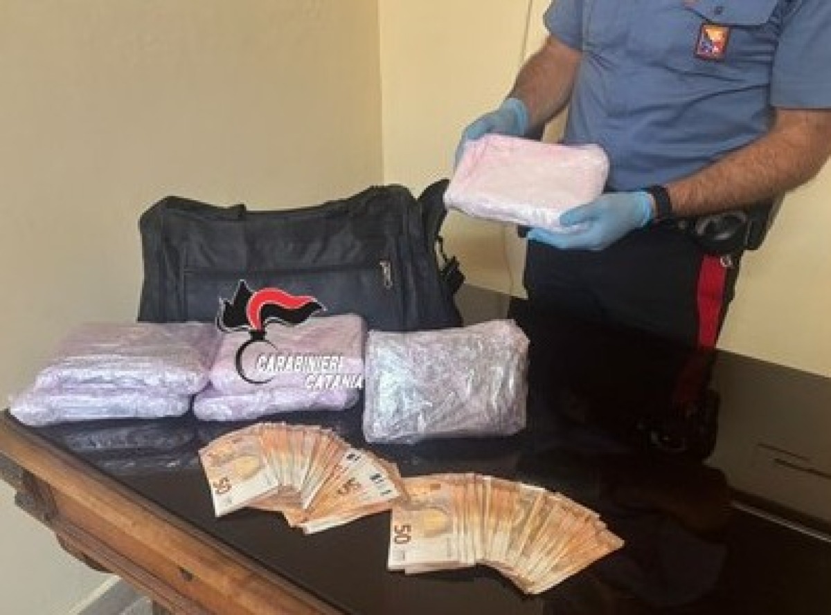 Catania, fermati e scappano: avevano cocaina per oltre mezzo milione di euro - 