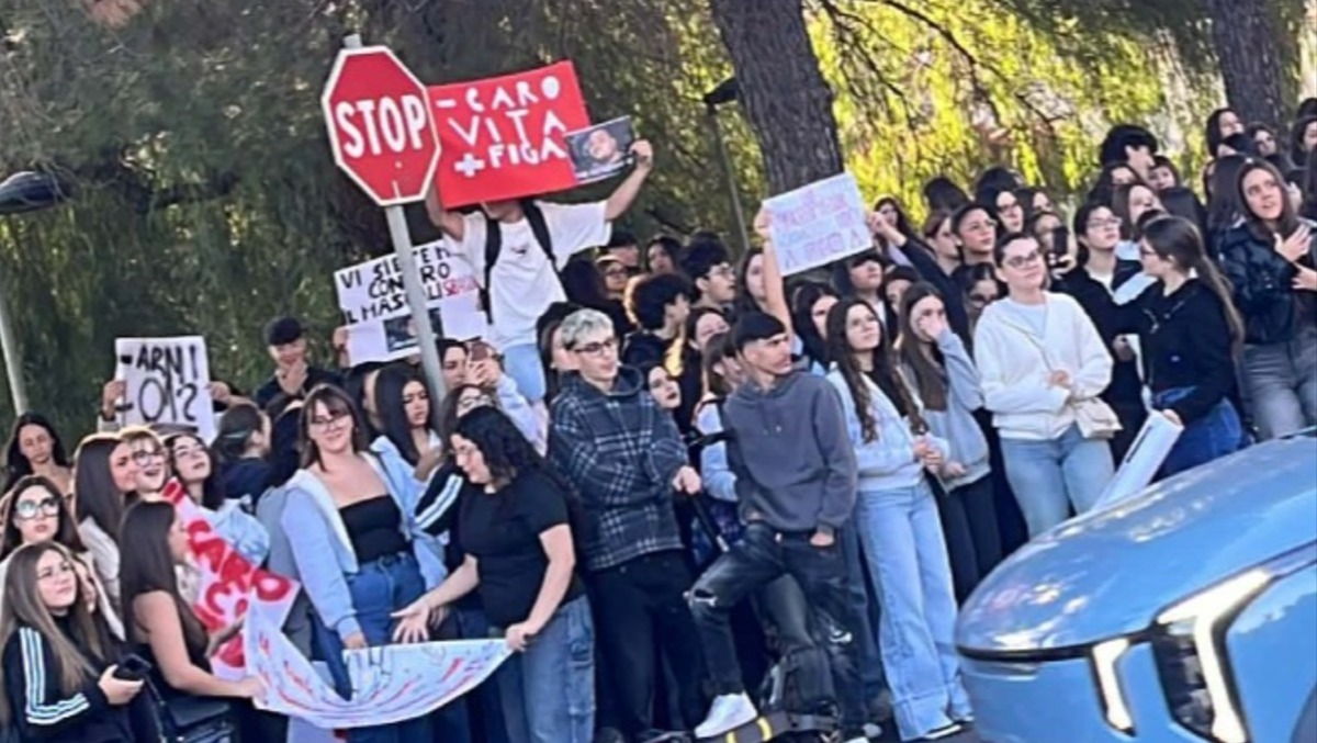 Paternò, secondo giorno di protesta studentesca: ragazzi ancora in strada. LE FOTO - 