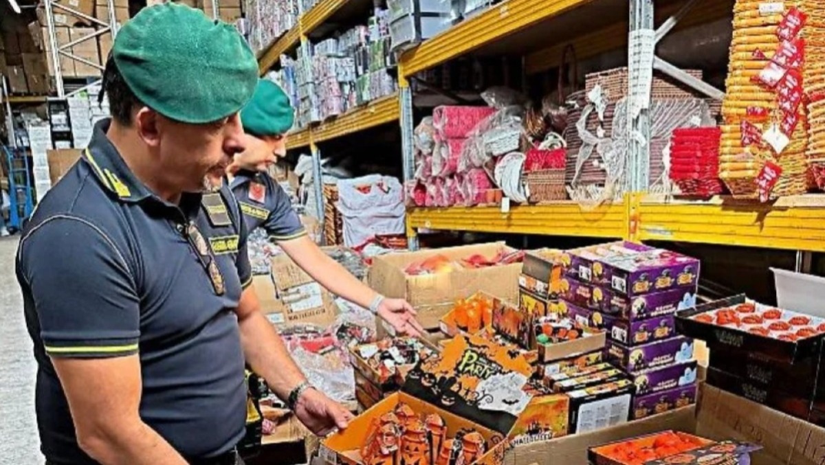 Halloween, maxi blitz della Finanza tra Misterbianco e Bronte: sequestrati 57mila prodotti - 