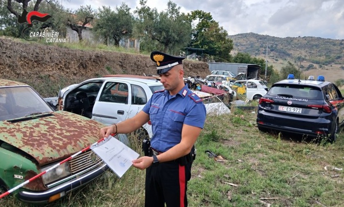 Scoperta discarica abusiva: 16 auto abbandonate e rifiuti pericolosi, denunciato 73enne - 