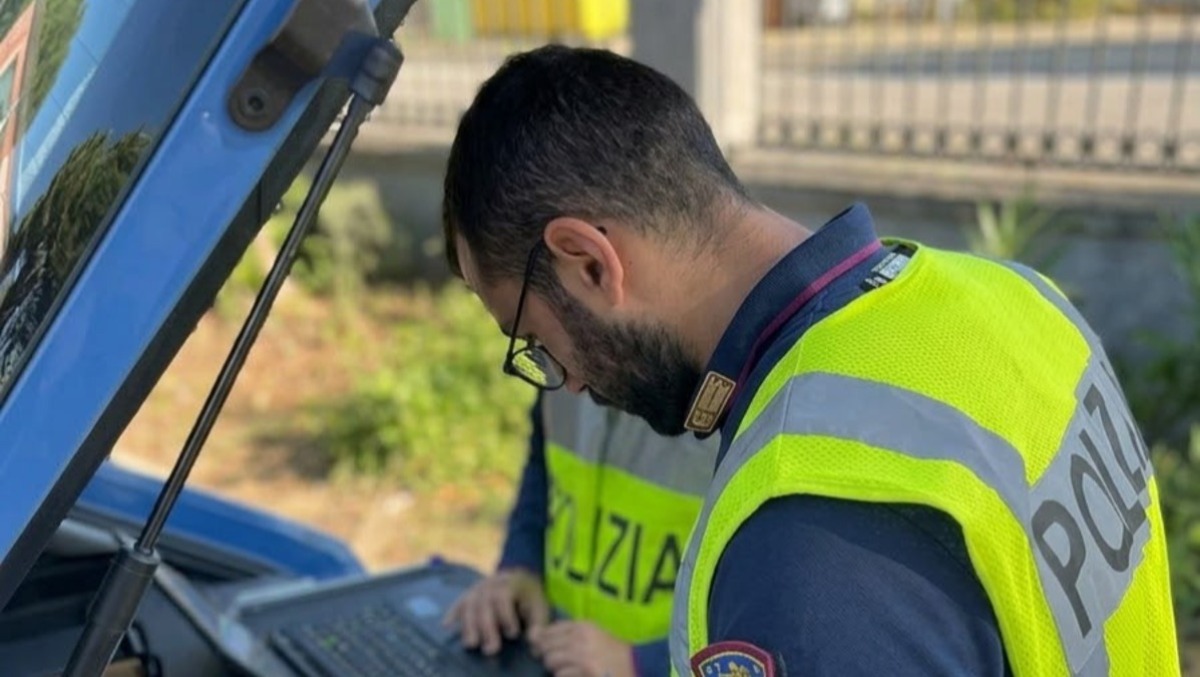 Catania, studenti su pulmini abusivi con panche saldate: sequestri e patenti ritirate - 