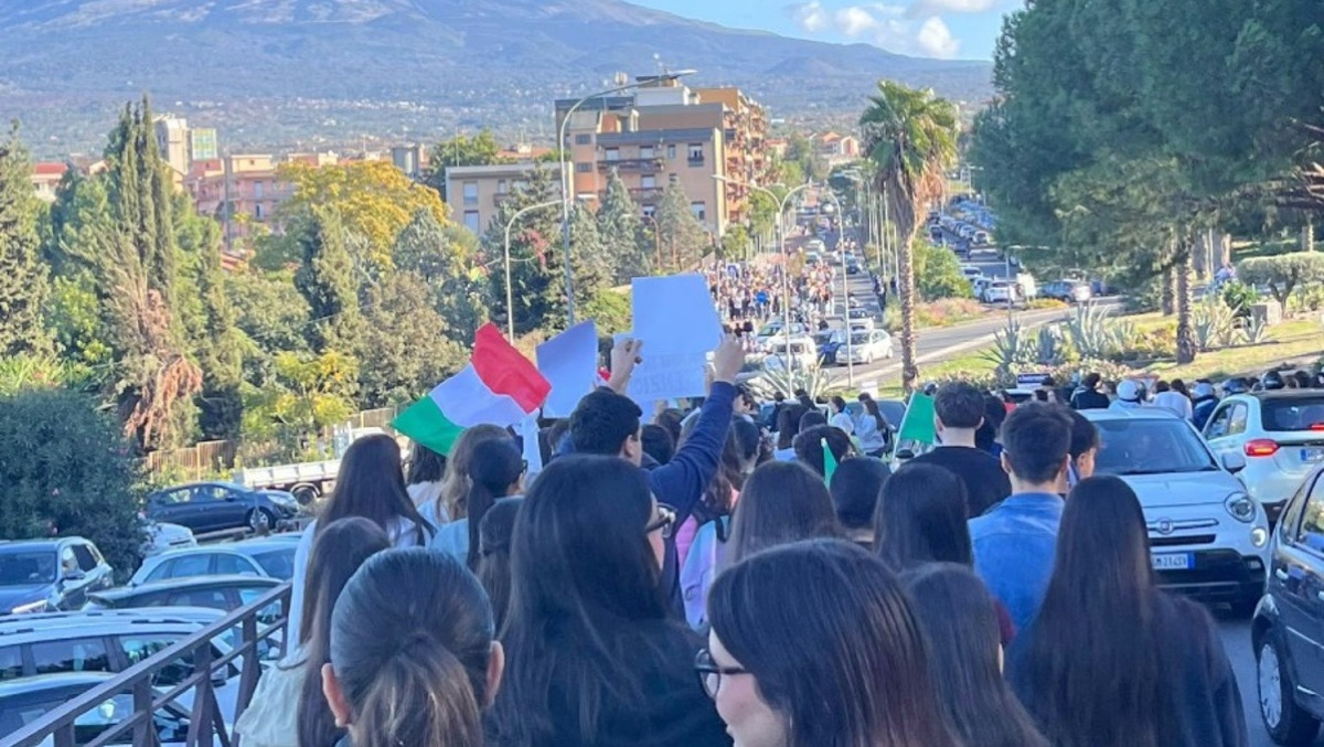 Paternò, secondo giorno di sciopero degli studenti: le foto della protesta di oggi