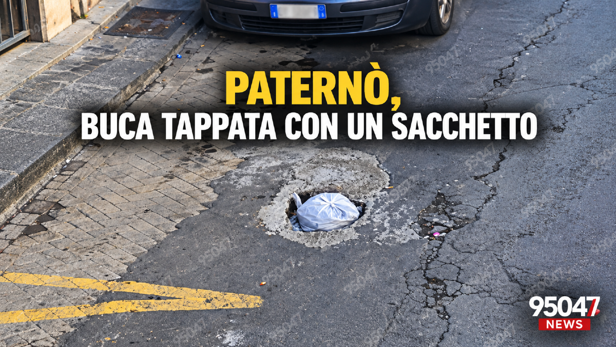 Paternò, buca in via Lombardo da tempo: qualcuno la tappa con un sacchetto di plastica - 