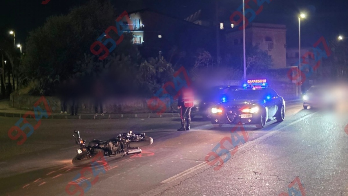 🔴 Paternò, scontro tra auto e moto nella serata: mezzo a due ruote finisce sull’asfalto - 