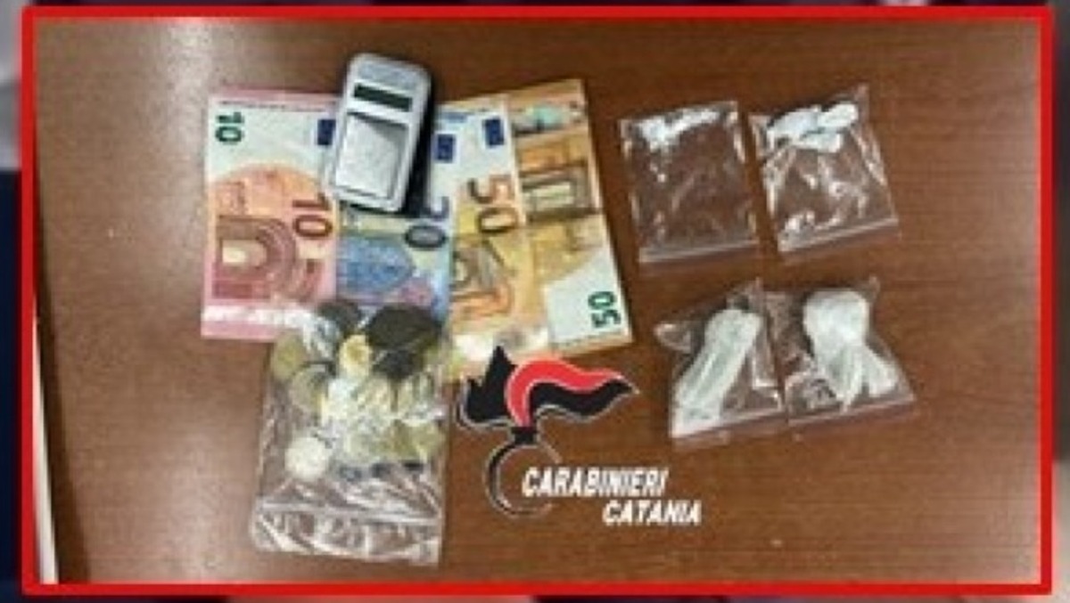 Catania, seguono i clienti del crack e scoprono un fortino dello spaccio: 2 arresti - 