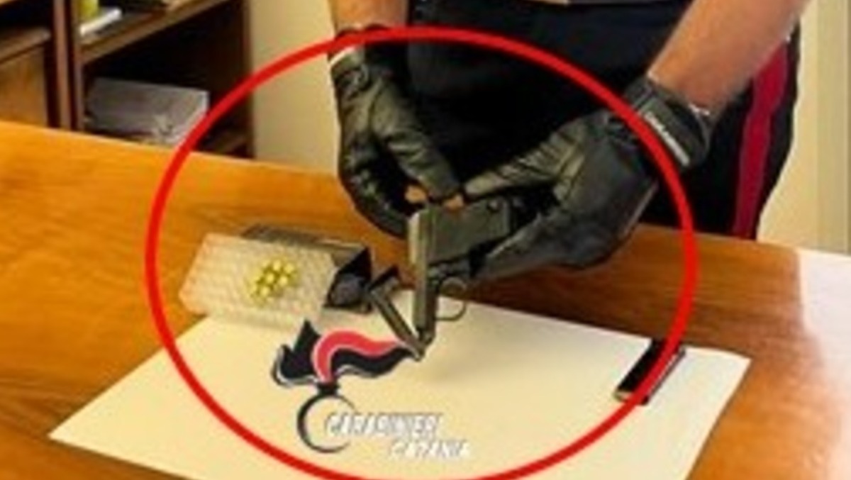 Mascalucia, minaccia la moglie: lei chiama i Carabinieri, trovata pistola carica - 