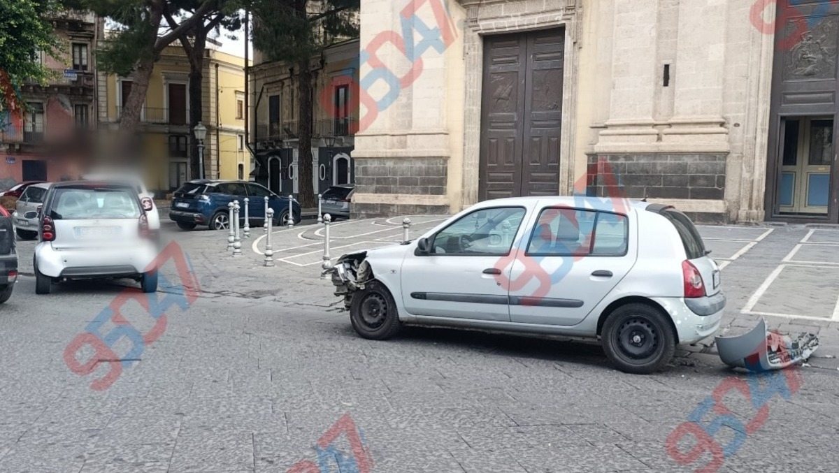 Paternò, incidente in piazza Santa Barbara: due auto danneggiate e detriti sull’asfalto - 