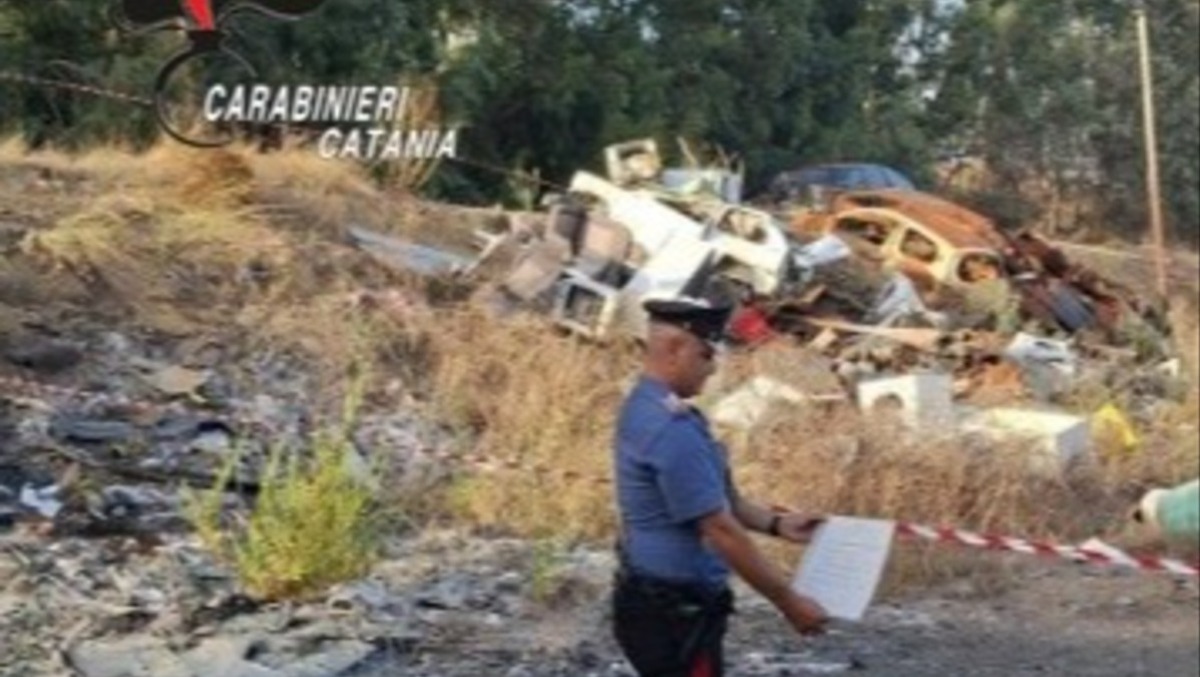 Smaltimento di rifiuti “fai da te”: denunciati in due per combustione illecita - 
