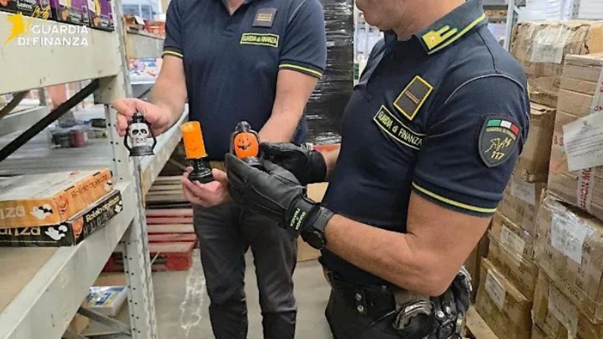 Misterbianco, maxi sequestro in un ingrosso: 11 milioni di prodotti per Halloween non sicuri - 