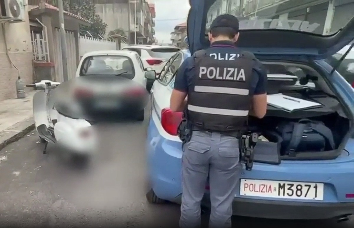 Catania, guida lo scooter in piedi con una pedana di legno e senza casco: multa da 1.500 euro - 