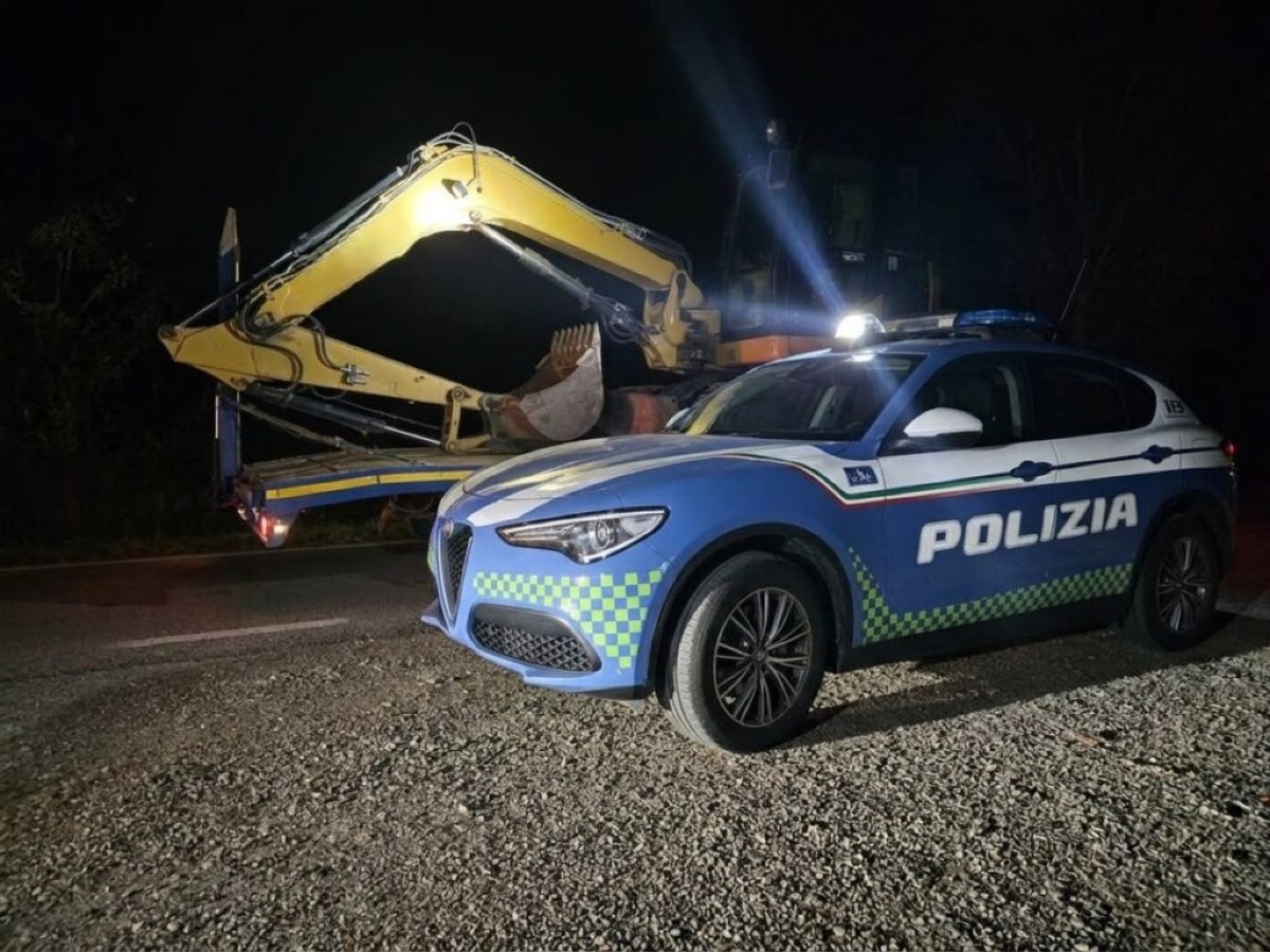 Camion con escavatore rubato zigzaga in autostrada: conducente bloccato e denunciato - 