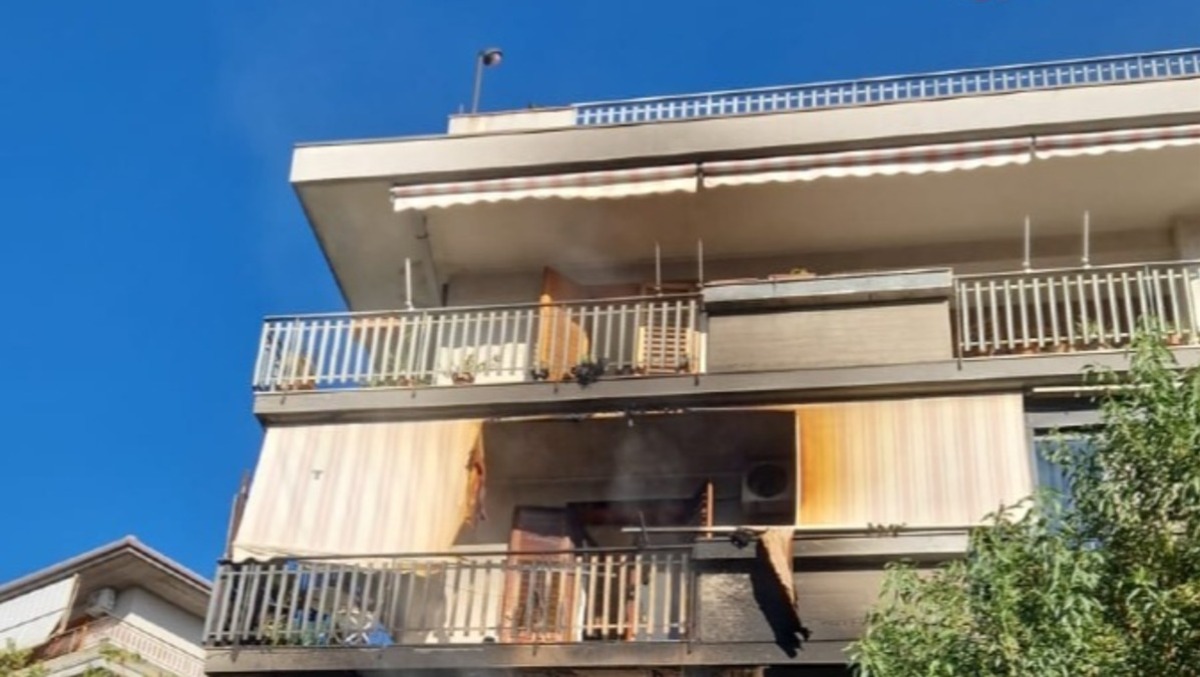 Aci Catena, incendio in una palazzina: evacuati i residenti, due intossicati - 