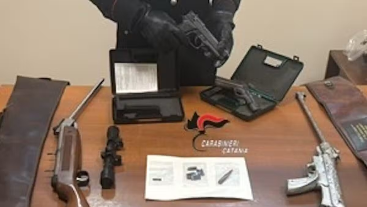 Carabinieri trovano armi e munizioni nascoste in un armadietto: denunciato 49enne - 